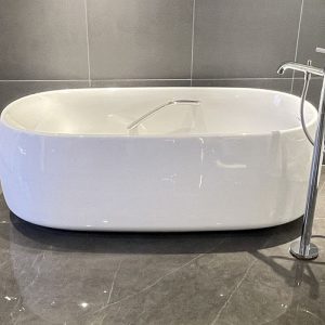 Stone Freestanding Bathtub with Seat, Roll Top Design, Oval Shape, Casual Style, White Color, and Soaking Feature